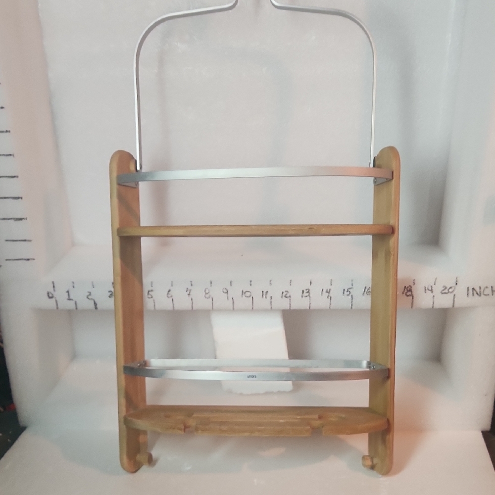 A bamboo shower servant of the Umbra brand, model Barrel.